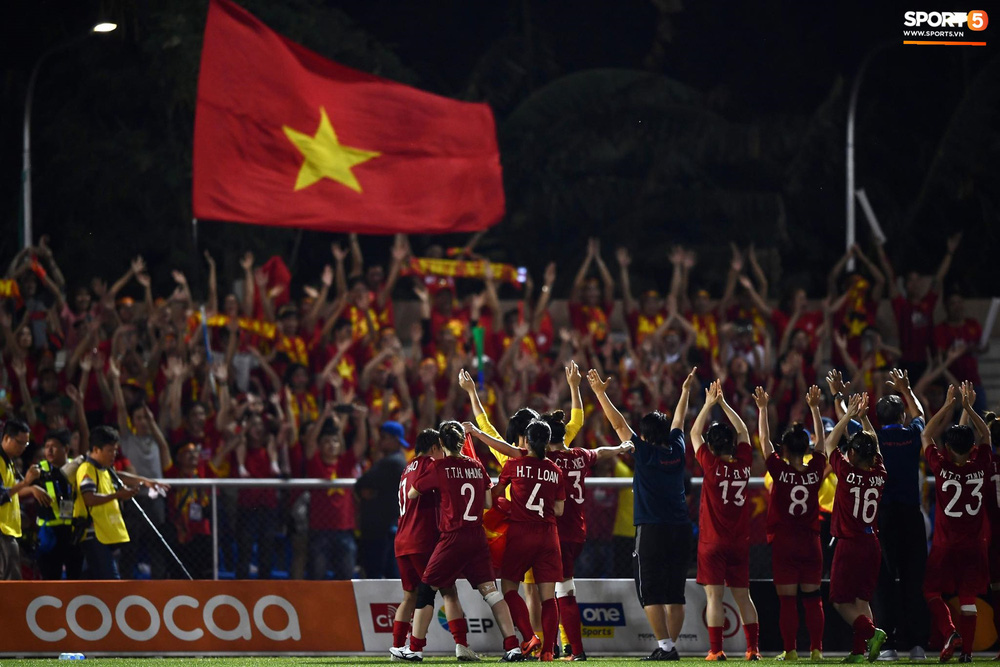 Đội trưởng tuyển nữ Việt Nam đổ gục xuống sân vì kiệt sức sau khi cùng đồng đội giành quyền vào chung kết SEA Games 30-18