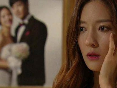 Đêm tân hôn tan tành, chồng ném lại bộ quần áo ngủ rồi mất hút sau cuộc điện thoại