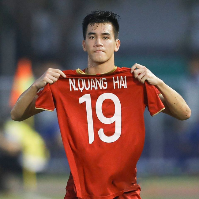 Khoảnh khắc nức lòng người hâm mộ: Tiến Linh giơ cao chiếc áo của Quang Hải lên ăn mừng sau khi ghi bàn vào lưới Thái Lan-1
