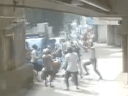 Bé 2 tuổi may mắn thoát chết dù rơi từ tầng 3