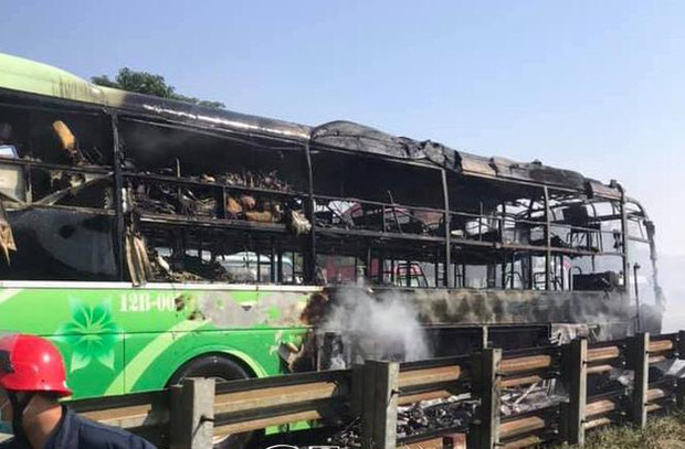 Xe giường nằm cháy dữ dội khi đang chạy, Quốc lộ 1A ách tắc nhiều giờ-2