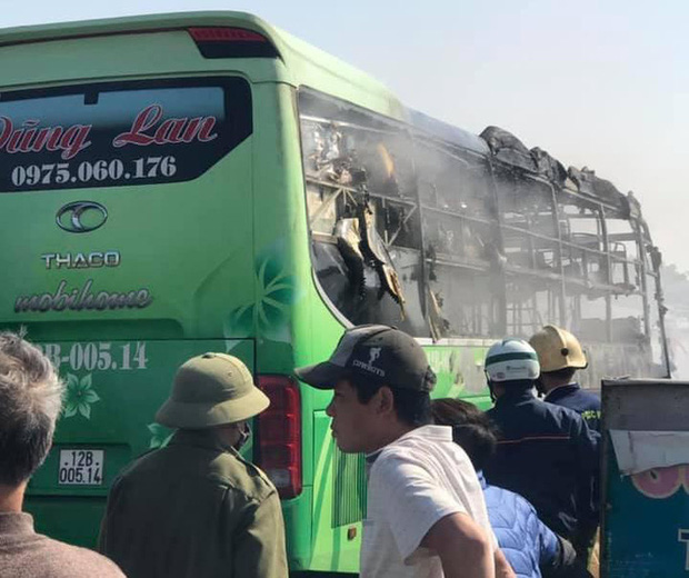 Xe giường nằm cháy dữ dội khi đang chạy, Quốc lộ 1A ách tắc nhiều giờ-6