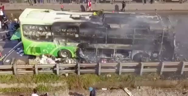 Xe giường nằm cháy dữ dội khi đang chạy, Quốc lộ 1A ách tắc nhiều giờ-7