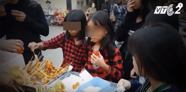 Món xiên xiên chiên giòn đẫm dầu mỡ hút khách cực mạnh ngày gió mùa về: Kinh hãi từ công nghệ sản xuất đến khi ăn vào-2