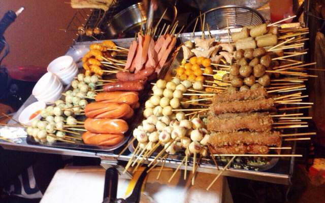 Món xiên xiên chiên giòn đẫm dầu mỡ hút khách cực mạnh ngày gió mùa về: Kinh hãi từ công nghệ sản xuất đến khi ăn vào-3