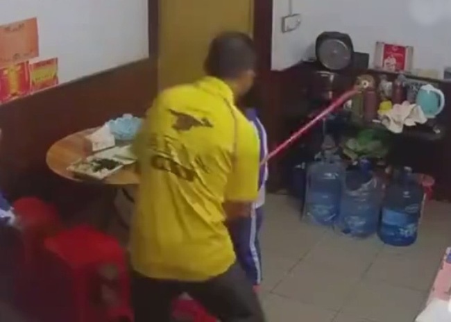 Con không làm được bài tập về nhà bị mẹ đánh ngã dúi dụi rồi giật tóc, nhưng phản ứng của bé mới khiến ai nấy xót xa-4