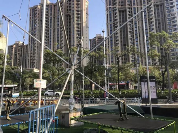 Đang nhún nhảy trên bạt lò xo, bé gái 8 tuổi bỗng ngất xỉu, nhiều khả năng bị liệt vĩnh viễn trước sự bình thản của nhân viên khu vui chơi-2