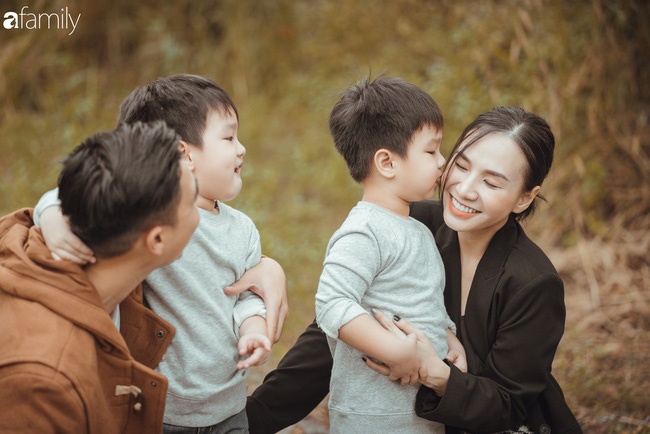 Gia đình Quỳnh Trâm - Baggio khoe bộ ảnh Sài Gòn se lạnh đẹp đến nao lòng, biểu cảm cực đáng yêu của 2 bé sinh đôi khiến ai cũng thích thú-1