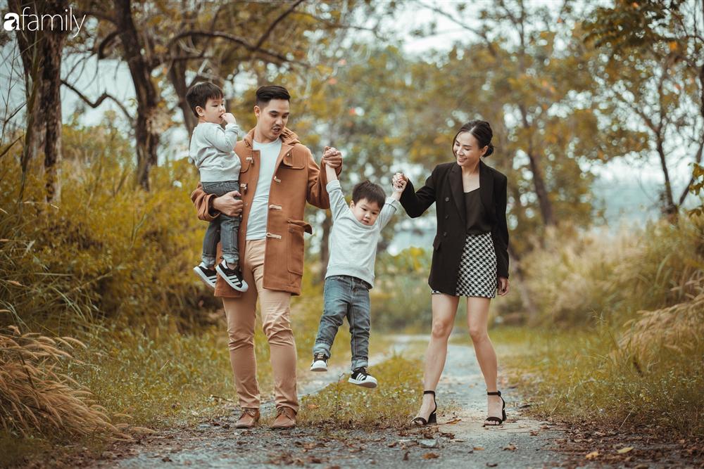 Gia đình Quỳnh Trâm - Baggio khoe bộ ảnh Sài Gòn se lạnh đẹp đến nao lòng, biểu cảm cực đáng yêu của 2 bé sinh đôi khiến ai cũng thích thú-5