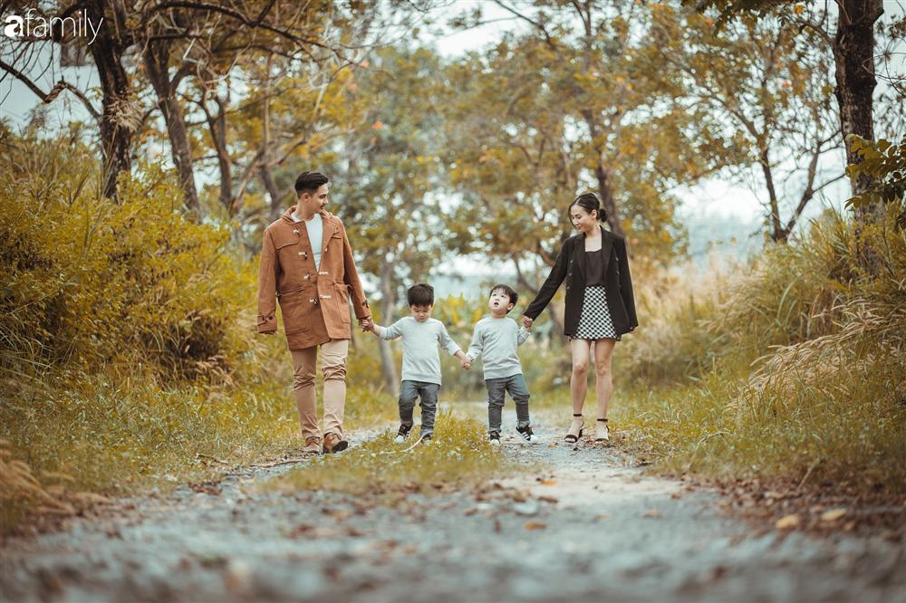 Gia đình Quỳnh Trâm - Baggio khoe bộ ảnh Sài Gòn se lạnh đẹp đến nao lòng, biểu cảm cực đáng yêu của 2 bé sinh đôi khiến ai cũng thích thú-9