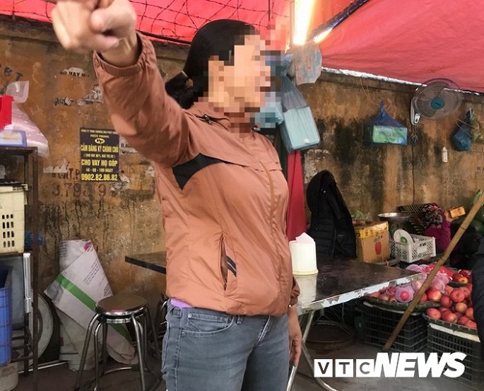 Hành tung bí ẩn của ăn mày mặt đen, phì nước bọt, cầm đĩa đập vào bụng thai phụ-2