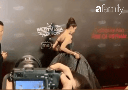 Ngọc Trinh suýt vấp ngã trên sân khấu, vất vả giữ váy công chúa siêu to khổng lồ-4