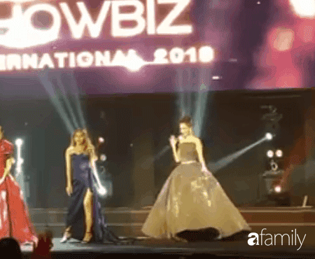 Ngọc Trinh suýt vấp ngã trên sân khấu, vất vả giữ váy công chúa siêu to khổng lồ-5