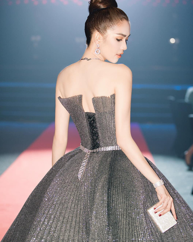 Ngọc Trinh suýt vấp ngã trên sân khấu, vất vả giữ váy công chúa siêu to khổng lồ-6