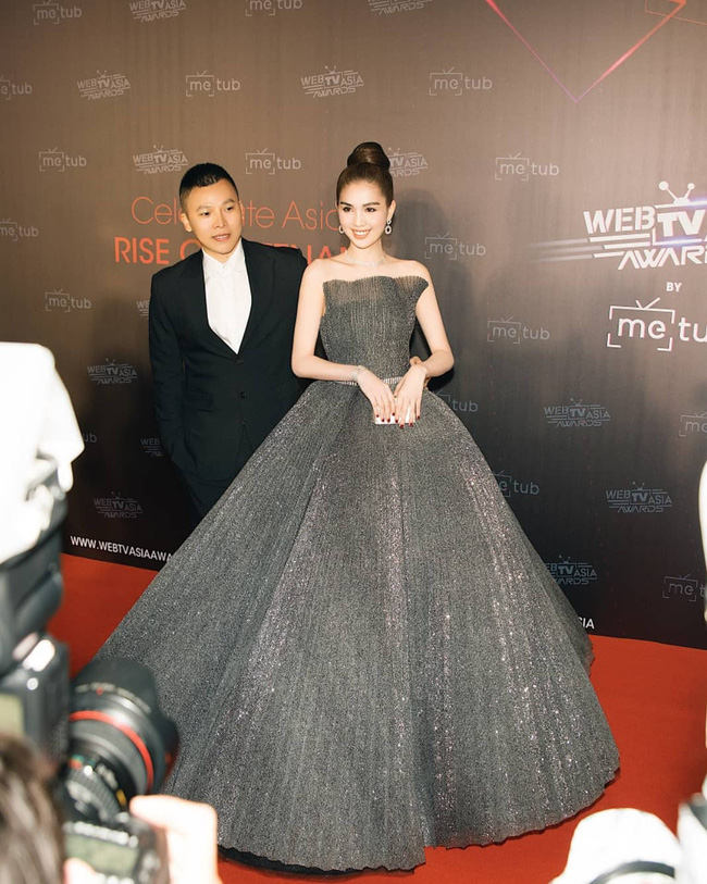 Ngọc Trinh suýt vấp ngã trên sân khấu, vất vả giữ váy công chúa siêu to khổng lồ-7