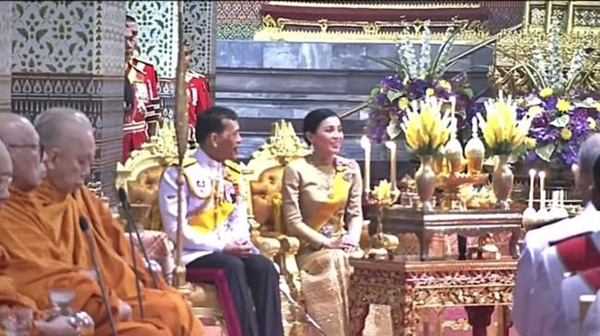 Vắng bóng Hoàng quý phi, Hoàng hậu xuất hiện rạng rỡ, vui vẻ bên nhà vua nhưng gây thắc mắc với tư thế ngồi kỳ lạ-4