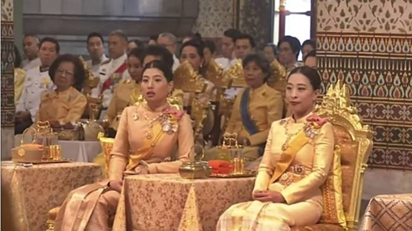 Vắng bóng Hoàng quý phi, Hoàng hậu xuất hiện rạng rỡ, vui vẻ bên nhà vua nhưng gây thắc mắc với tư thế ngồi kỳ lạ-5