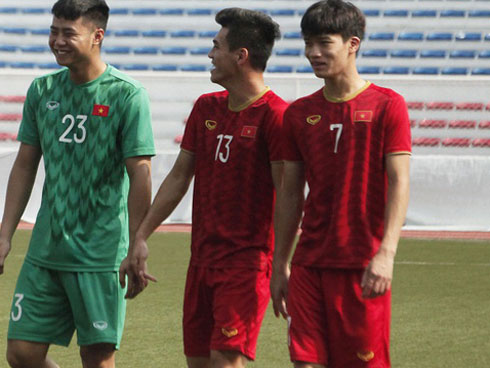 Xúc động hình ảnh nữ vận động viên marathon Việt Nam kiệt sức, không thể tự mặc quần dài lên nhận huy chương tại SEA Games 30-4