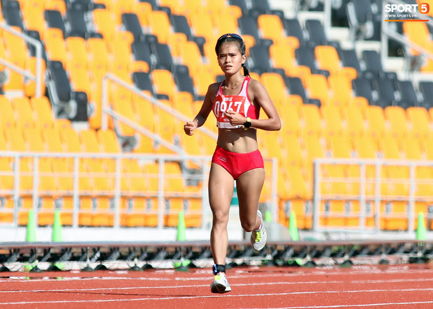 Xúc động hình ảnh nữ vận động viên marathon Việt Nam kiệt sức, không thể tự mặc quần dài lên nhận huy chương tại SEA Games 30-1