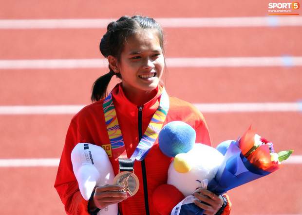 Xúc động hình ảnh nữ vận động viên marathon Việt Nam kiệt sức, không thể tự mặc quần dài lên nhận huy chương tại SEA Games 30-3