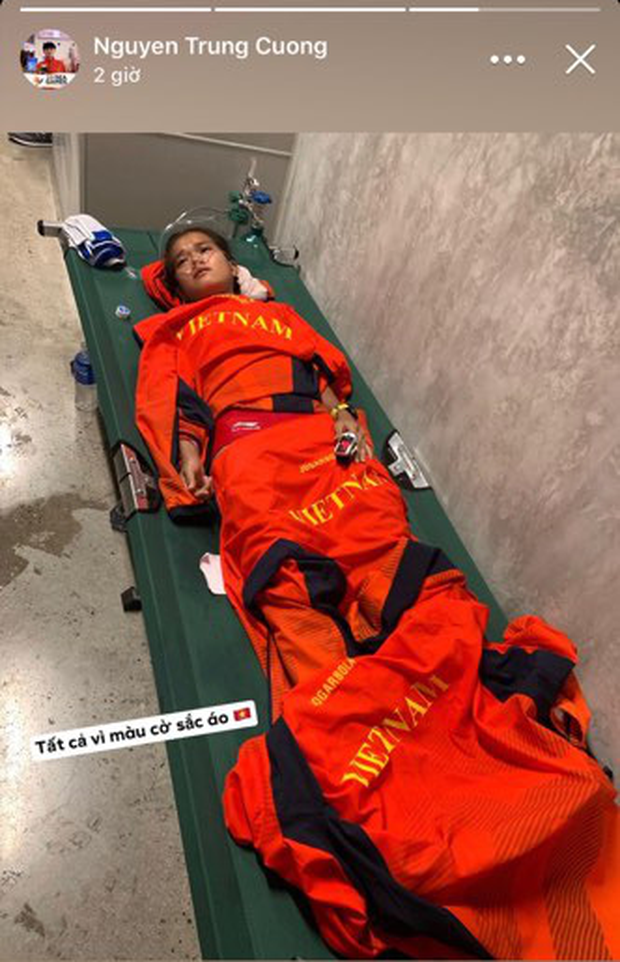 Xúc động hình ảnh nữ vận động viên marathon Việt Nam kiệt sức, không thể tự mặc quần dài lên nhận huy chương tại SEA Games 30-2