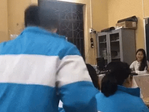 Bài văn nguệch ngoạc, gạch xóa của học sinh lớp 6 kể về kỷ niệm mất giày đầy xúc động, hoàn cảnh éo le khiến ai nấy xót xa-3