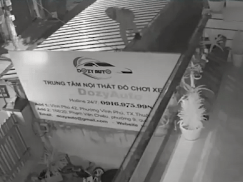Trộm leo mái nhà bị người dân chọi đá bỏ chạy