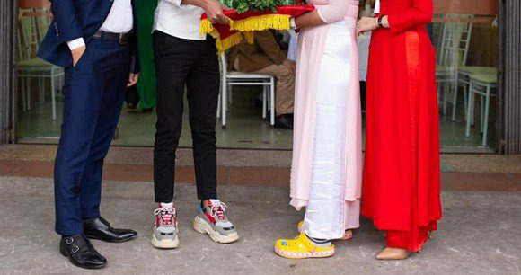 Dân mạng lại một lần nữa lắc đầu ngán ngẩm với style đi bê tráp của dàn nam thanh, nữ tú-2