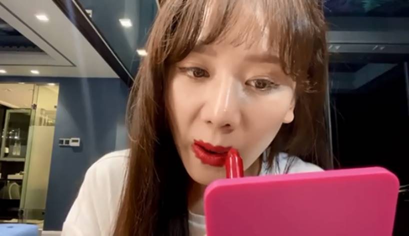 Vắng Trấn Thành, đôi môi Hari Won bất ngờ biến dạng, ai nhìn vào cũng hốt hoảng-1