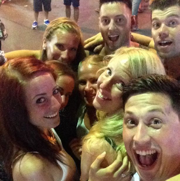 Từng trúng vé số hơn 30 tỷ, đi vòng quanh thế giới và trác táng với 150 cô gái, chàng trai số đỏ ngày ấy giờ ra sao?-3