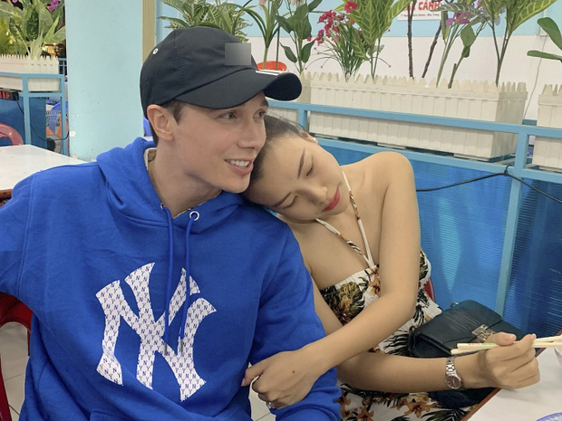 Sau đám cưới bắt gặp Hoàng Oanh cùng chồng Tây ôm hôn tình tứ trong quán ăn-1