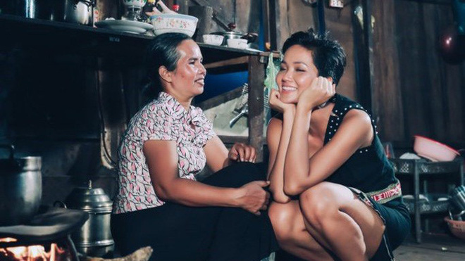 Chặng đường 2 năm đăng quang của HHen Niê: Nàng hậu sẵn sàng đi dép lê, lội ruộng, dung dị nhưng đầy cảm hứng-4