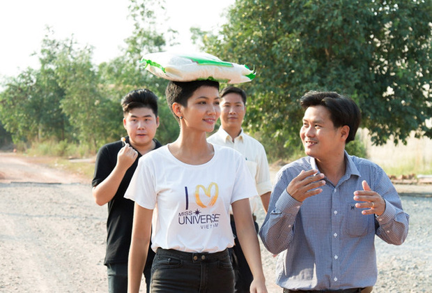 Chặng đường 2 năm đăng quang của HHen Niê: Nàng hậu sẵn sàng đi dép lê, lội ruộng, dung dị nhưng đầy cảm hứng-8