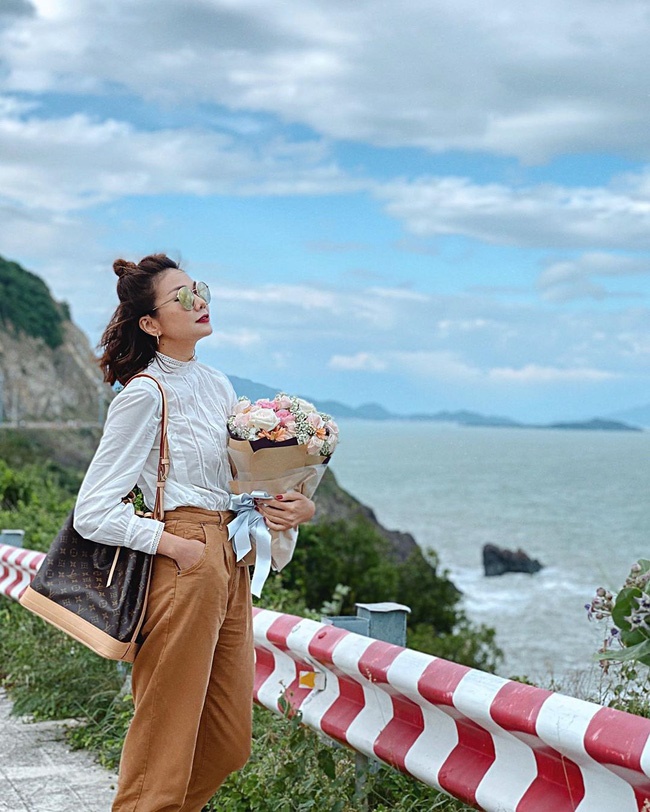 Chung ý tưởng mix đồ chuẩn công sở, Tiểu Vy kém Thanh Hằng những 17 cái xuân mà vẫn thua ở khoản hack tuổi-1