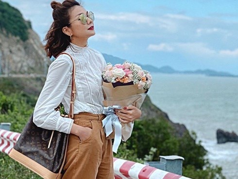 Chung ý tưởng mix đồ chuẩn công sở, Tiểu Vy kém Thanh Hằng những 