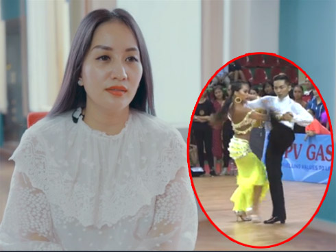 Nữ tài xế dùng chân lái xe máy, tay bấm điện thoại-1