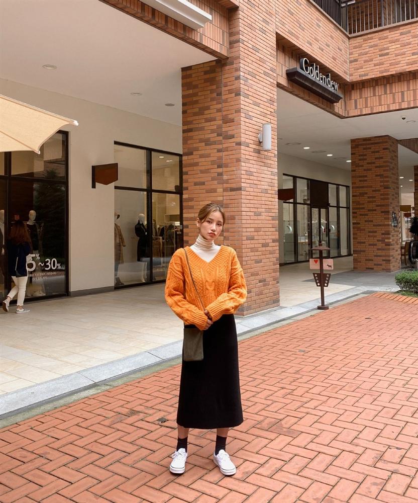 Rất khó để chị em ngó lơ” 4 công thức diện áo len + chân váy xinh xắn quá mức quy định này-2
