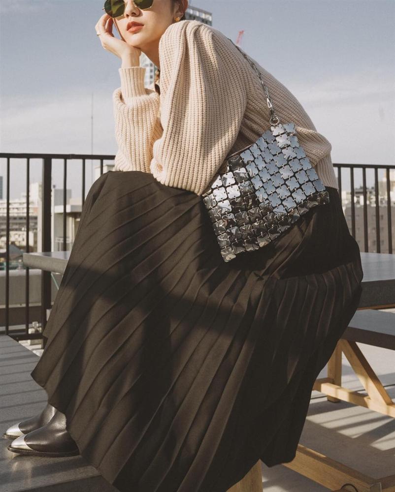 Rất khó để chị em ngó lơ” 4 công thức diện áo len + chân váy xinh xắn quá mức quy định này-4