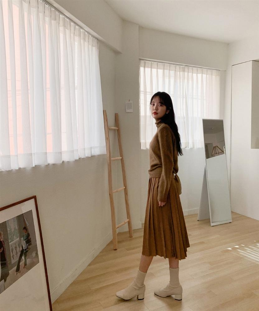 Rất khó để chị em ngó lơ” 4 công thức diện áo len + chân váy xinh xắn quá mức quy định này-6