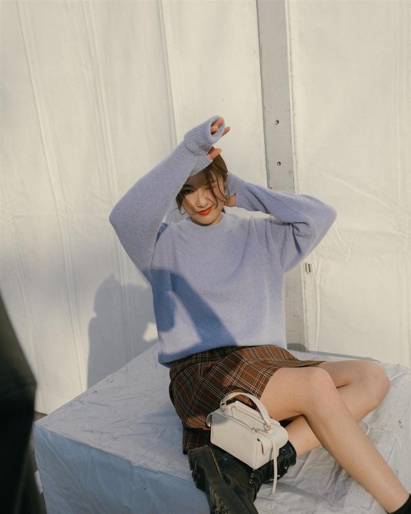 Rất khó để chị em ngó lơ” 4 công thức diện áo len + chân váy xinh xắn quá mức quy định này-7