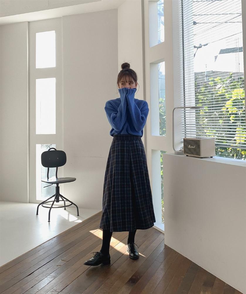 Rất khó để chị em ngó lơ” 4 công thức diện áo len + chân váy xinh xắn quá mức quy định này-12