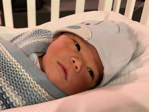 Chồng Lan Khuê công khai khoe ảnh cận mặt quý tử đầu lòng nhưng còn gây cười khi nhắc đến vợ thế này