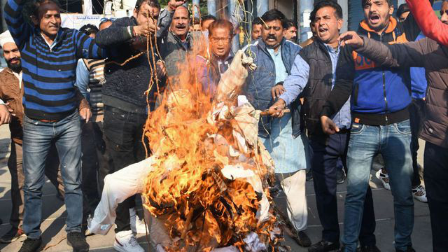 Vụ cô gái trẻ hiếp dâm bị thiêu sống trên đường đến tòa án: Lời trăn trối ám ảnh của nạn nhân, hé lộ thêm chi tiết vụ việc-4