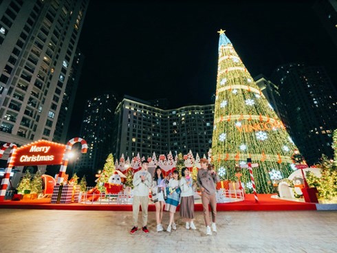 Giáng sinh lung linh khắp 73 TTTM Vincom