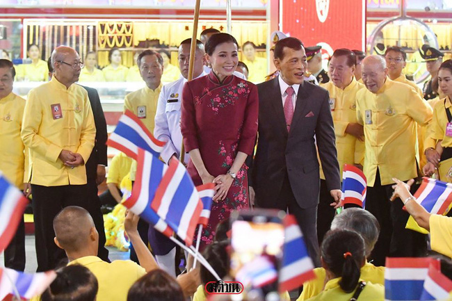Hoàng hậu Thái Lan gây sốt với trang phục sườn xám cách tân khoe vẻ đẹp hút hồn, kết hợp ăn ý với nhà vua và được dân chúng ủng hộ-1