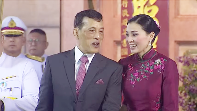 Hoàng hậu Thái Lan gây sốt với trang phục sườn xám cách tân khoe vẻ đẹp hút hồn, kết hợp ăn ý với nhà vua và được dân chúng ủng hộ-8