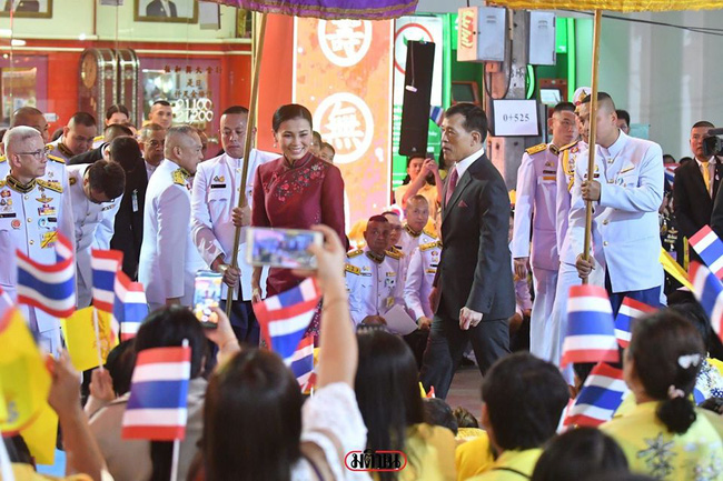 Hoàng hậu Thái Lan gây sốt với trang phục sườn xám cách tân khoe vẻ đẹp hút hồn, kết hợp ăn ý với nhà vua và được dân chúng ủng hộ-2