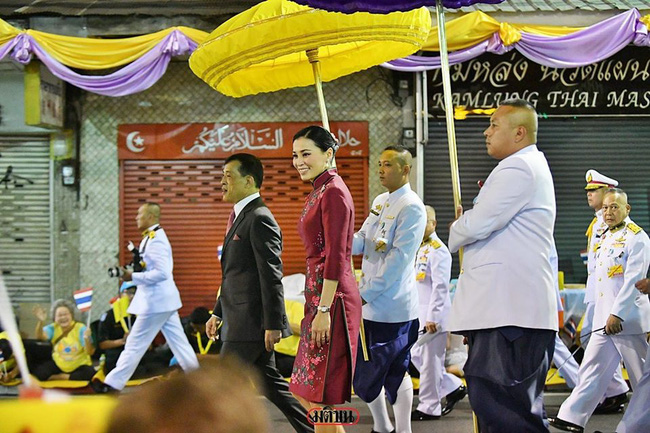 Hoàng hậu Thái Lan gây sốt với trang phục sườn xám cách tân khoe vẻ đẹp hút hồn, kết hợp ăn ý với nhà vua và được dân chúng ủng hộ-3