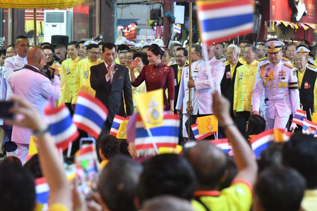 Hoàng hậu Thái Lan gây sốt với trang phục sườn xám cách tân khoe vẻ đẹp hút hồn, kết hợp ăn ý với nhà vua và được dân chúng ủng hộ-4