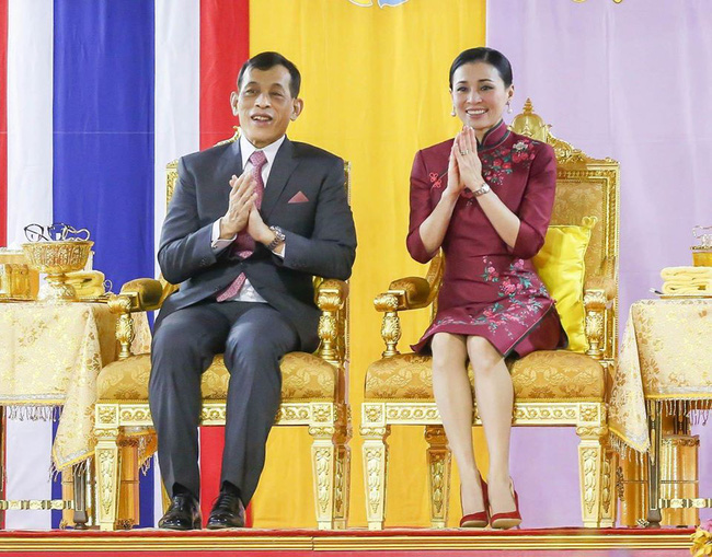 Hoàng hậu Thái Lan gây sốt với trang phục sườn xám cách tân khoe vẻ đẹp hút hồn, kết hợp ăn ý với nhà vua và được dân chúng ủng hộ-5